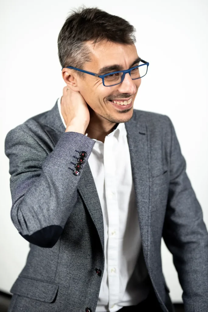 Pablo Romero Mañas, abogado de familia en Granada, sonriendo con gafas azules
